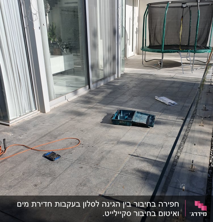 כלי עבודה על רצפת מרפסת, כבל חשמלי כתום